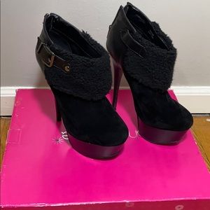 Shoedazzle 6 inch black fur and suede heels!